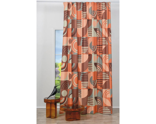 Perdea cu model geometric în fața unei ferestre