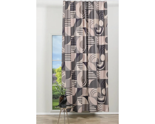 Cortină cu model grafic în fața unei ferestre