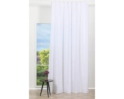 Cortină albă în fața unei ferestre cu vedere la verdeață