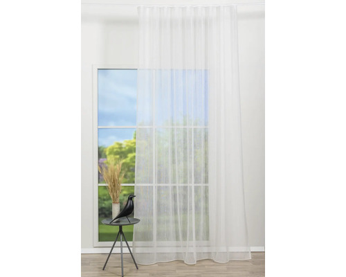 Fereastră cu perdea transparentă, albă