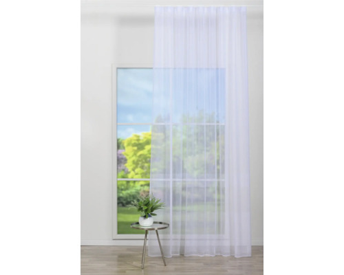 Fereastră cu perdea albă, masă și plantă