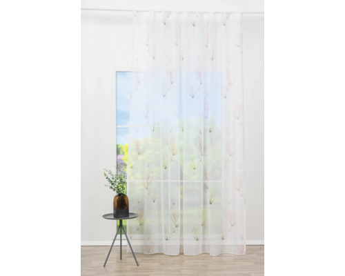 Șaluri decorative cu model de magnolie în fața unei ferestre