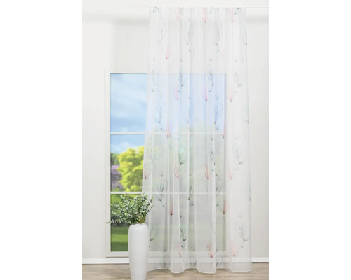 Șaluri decorative cu imprimeu floral în fața unei ferestre