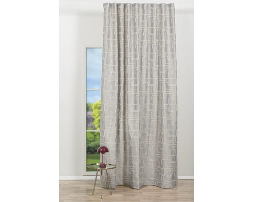 Șaluri decorative din material textil cu model grafic în fața ferestrei