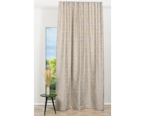 Cortină cu model geometric în fața ferestrei