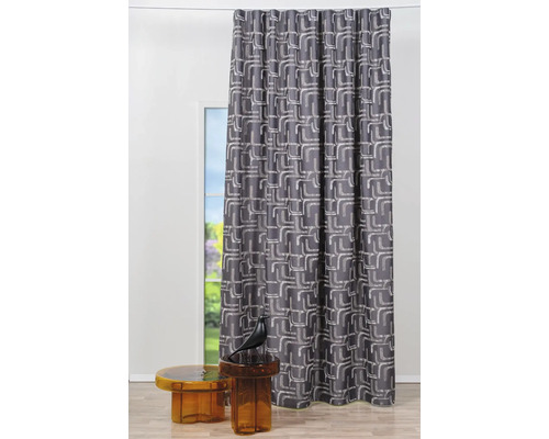 Cortină cu model grafic în fața unei ferestre
