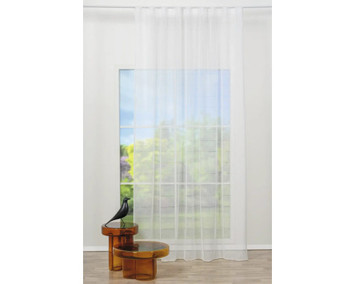 Fular de perdea albă în fața unei ferestre pentru design interior