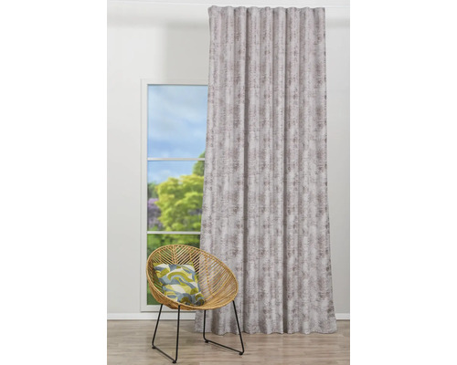 Draperie decorativă lângă fereastră și fotoliu din ratan