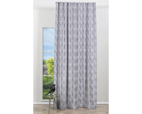 Cortină decorativă cu model în fața ferestrei