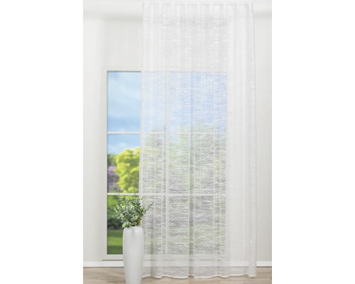 Șaluri decorative în fața unei ferestre cu vedere spre exterior