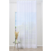 Draperie albă cu ochiuri în fața ferestrei, cu măsuță laterală și decorațiuni