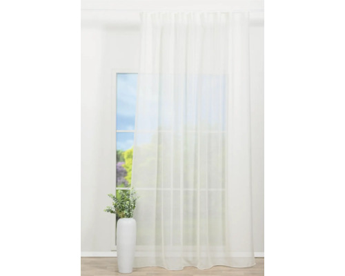 Fereastră cu perdea și vază cu decorațiuni