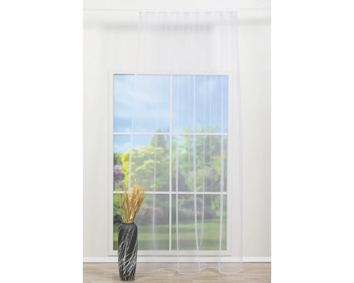 Fereastră cu perdea și decorație