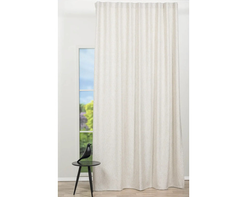 Fulare decorative din material textil în fața unei ferestre