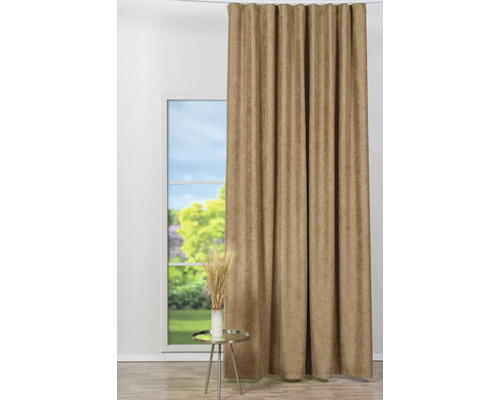 Cortină decorativă lângă o fereastră cu o măsuță