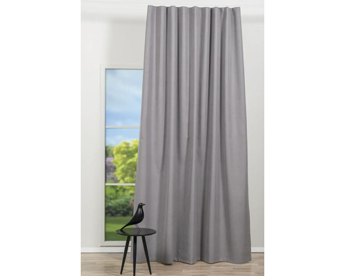 Cortină gri în fața unei ferestre