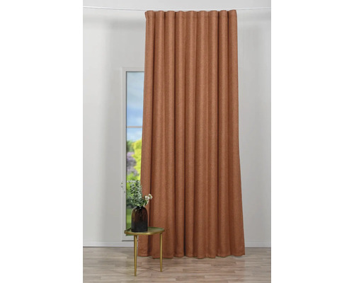 Cortină decorativă în spațiul de locuit cu lumină naturală