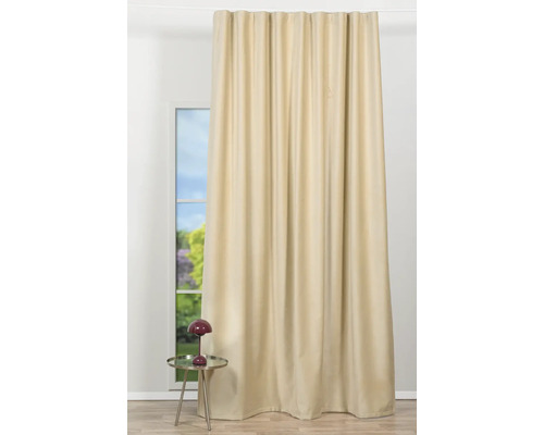 Cortina în fața unei ferestre cu vedere spre grădină