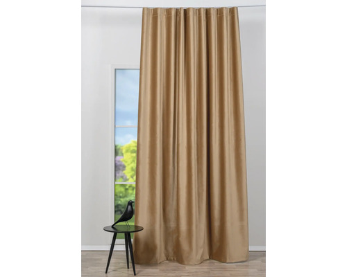 Vedere a unei perdele în fața unei ferestre cu decorațiuni