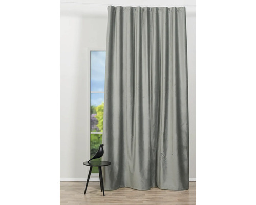 Cortină decorativă în fața ferestrei și o sculptură de pasăre pe o masă mică