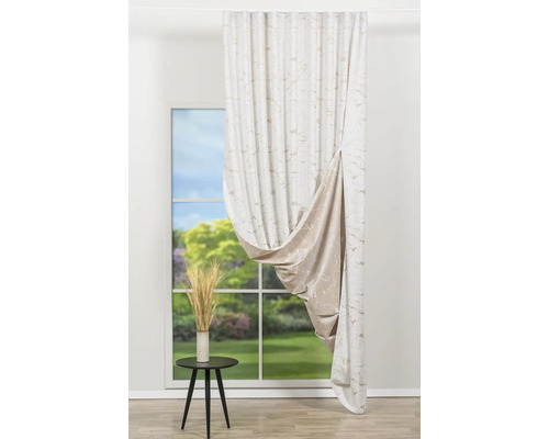 Cortină decorativă cu model de marmură în fața unei ferestre