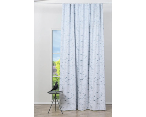 Șaluri decorative cu model de marmură în fața ferestrei