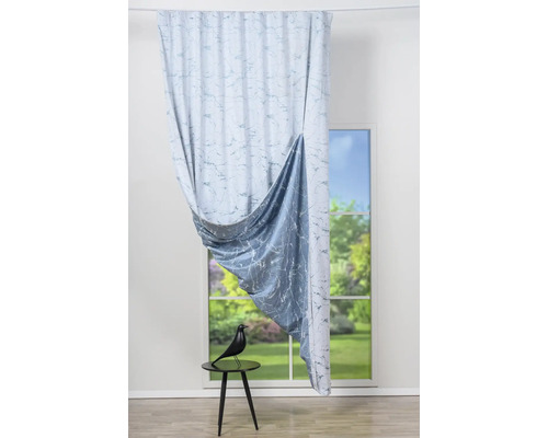 Cortină cu model de marmură în fața unei ferestre