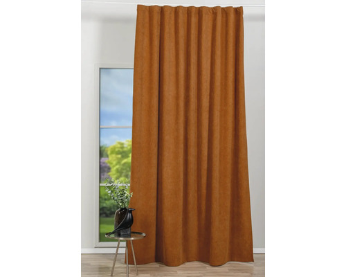 Cortină opacă în fața ferestrei cu decorațiuni