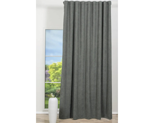 Cortină gri din material textil în fața unei ferestre cu vedere spre o grădină.