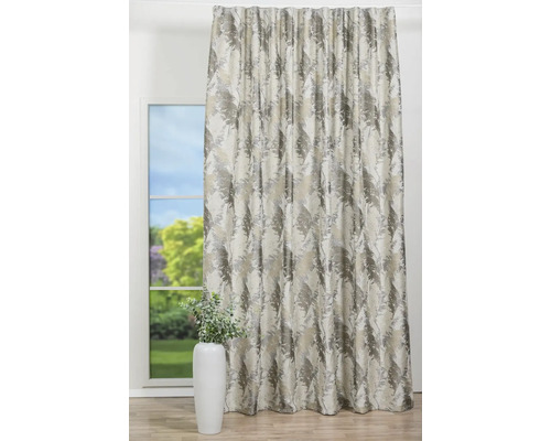 Perdea cu model floral la fereastră