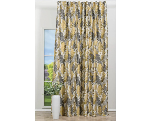 Perdea cu model de plante în fața unei ferestre