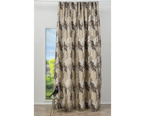 Cortină cu model de plante în fața ferestrei