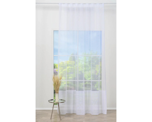 Perdea panou albă în fața unei ferestre