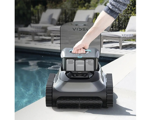 Mașină automată de curățat piscine lângă piscină