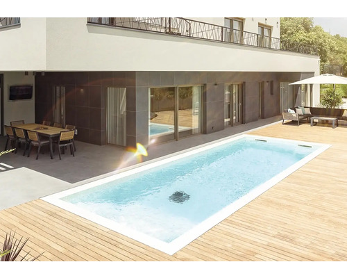 Piscină în grădină cu terasă din lemn și zonă de relaxare