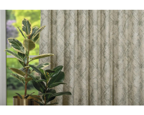 Șaluri decorative cu model abstract și plantă de apartament în camera de zi.