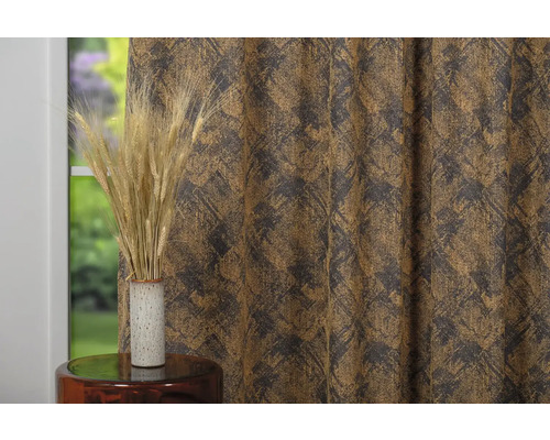 Material decorativ cu model lângă o vază cu spice de grâu pe o masă