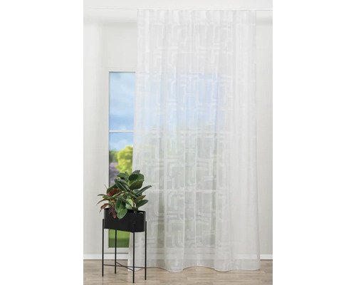 Panou de perdea alb, transparent, cu model geometric în fața unei ferestre.