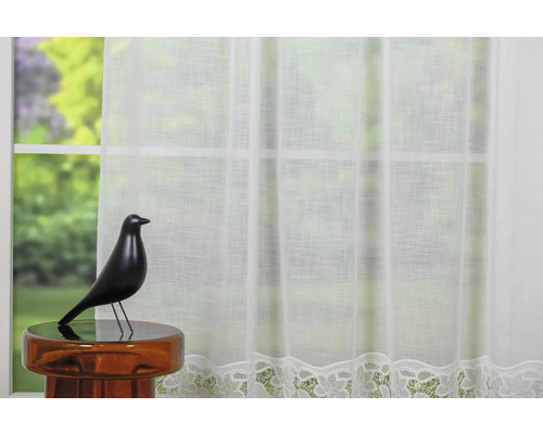 Fereastră cu perdea din material transparent cu detalii din dantelă