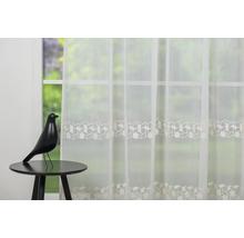 Cortină decorativă, transparentă, cu model geometric în fața unei ferestre