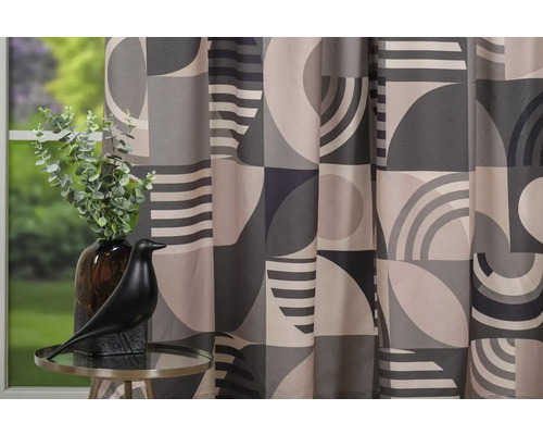 Cortină cu model geometric în fața unei ferestre, decorată cu o sculptură de pasăre și o vază cu plante