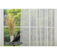 Scenă decorativă cu perdea transparentă, vază cu grâu și figurină de pasăre pe o masă
