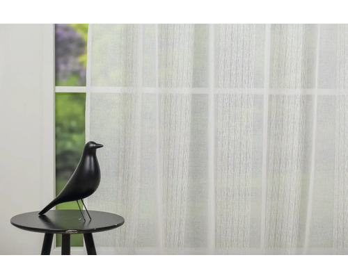 Fereastră decorativă cu perdea și masă