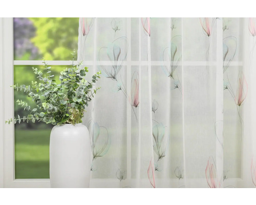 Decor de fereastră cu perdea transparentă și model floral lângă vază cu ramuri de eucalipt