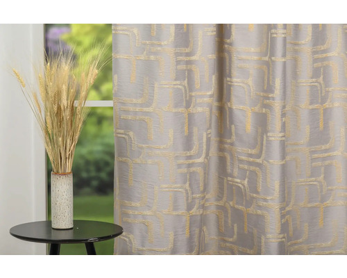 Cortină decorativă cu model geometric și spice de grâu într-o vază pe o masă.