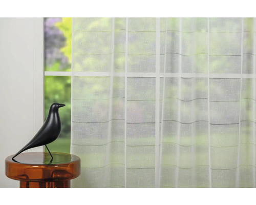 Fereastră decorativă cu perdea și figurină decorativă