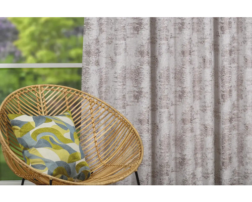 Scenă cu perdea, fotoliu și pernă pentru o atmosferă confortabilă