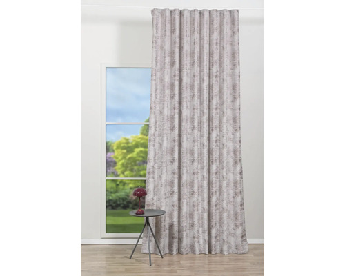 Fulare decorative cu model în fața unei ferestre