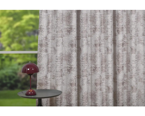 Șaluri decorative cu model în fața ferestrei