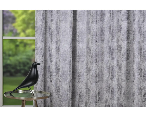 Perdea decorativă lângă o decorațiune de fereastră